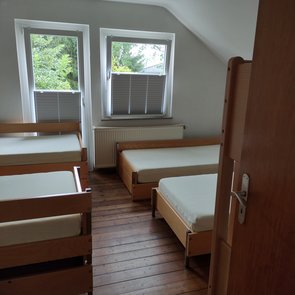 Haus 1 großer Schlafraum Blick zum Fenster