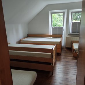 Haus 1 großer Schlafraum Blick zum Fenster